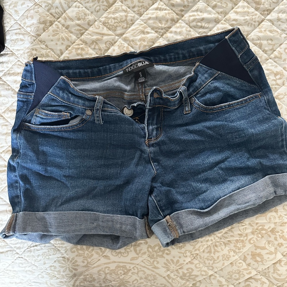 Comfy maternity jean shorts with side panel